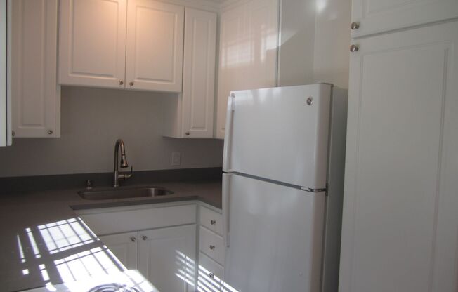 SPACIOUS 1 BEDROOM, 1 BATHROOM IN EXCELLENT SANTA CLARA LOCATION. UPSTAIRS UNIT. HARDWOOD FLOORS. MUST SEE!!!