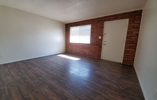 1000-1002 S. Dorsey Lane