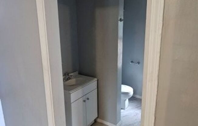 5049 Lafontaine- 1 BED & 1 BATH FOR RENT!
