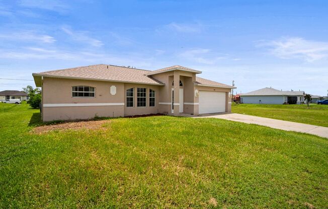 Beautiful three bedrooms and two full bathrooms home in Cape coral