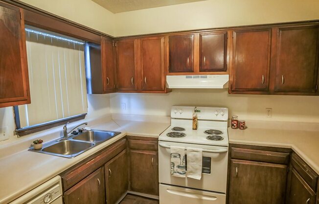 Maple Ridge Apartments | 3 Bedroom | Kitchen