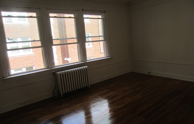 2 beds, 1 bath, $1,400, Unit 4