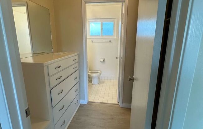 Studio, 1 bath, 550 sqft, $2,300