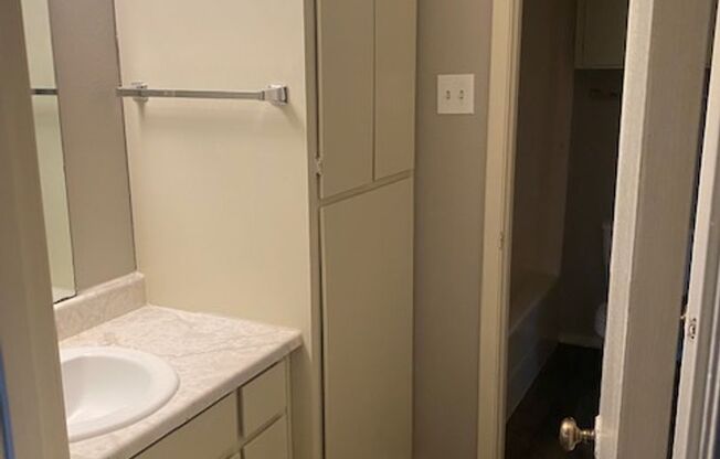 2 beds, 1 bath, $950, Unit 184