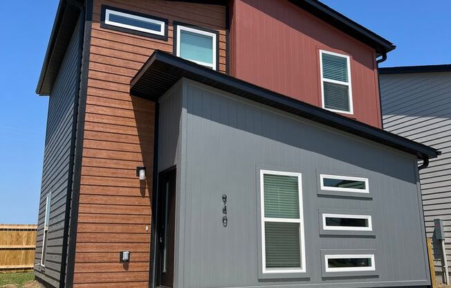 LEASING SPECIAL 1/2 OFF FIRST MONTHS RENT!! Now Leasing - Featherston Village - Modern Living