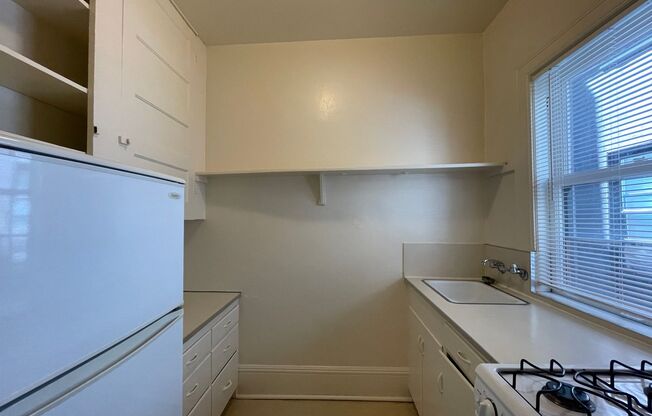 Studio, 1 bath, 350 sqft, $995, Unit 403