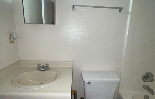 1 bed, 1 bath, 435 sqft, $800, Unit 11