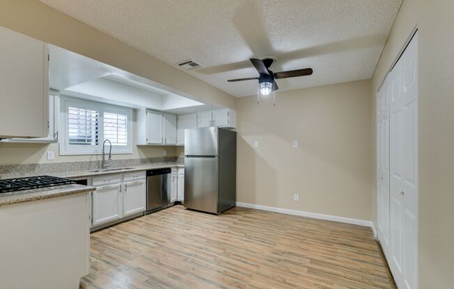 GORGEOUS 2 BEDROOMS CONDO*JUST COMPLETED UPGRADES*SOUTHWEST AREA*COMMUNITY AMENITIES*