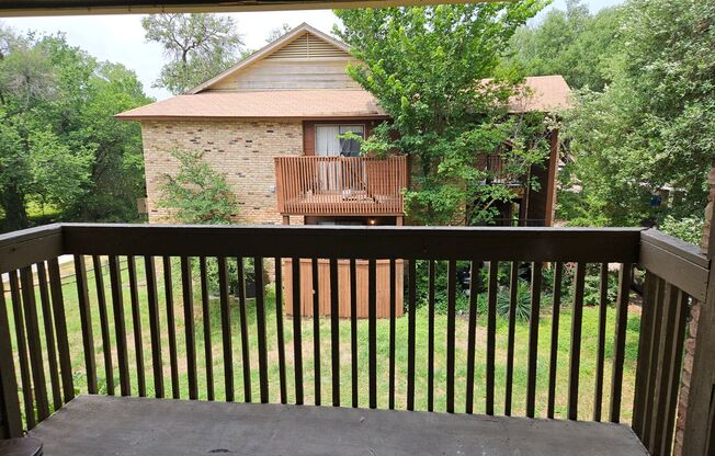 Nice upstairs fourplex unit in Euless