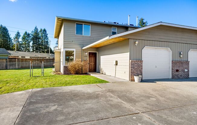 Spacious 3-Bedroom Townhouse with Large Fenced Yard in Quiet Cul-de-Sac – $2,850.00/Month