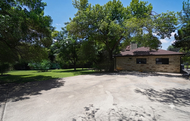 8 WOODHOLLOW TRL
