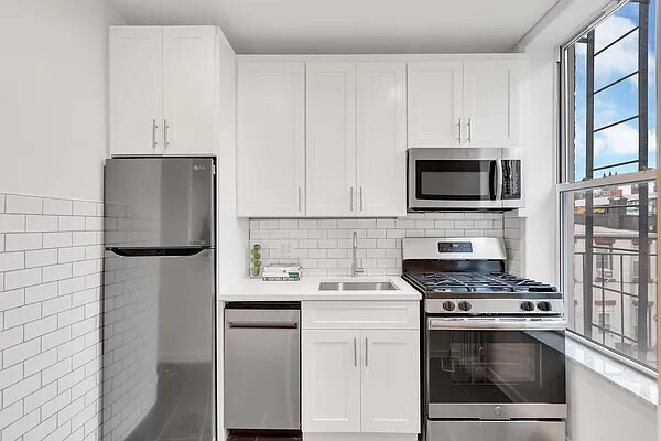 272 SMITH ST