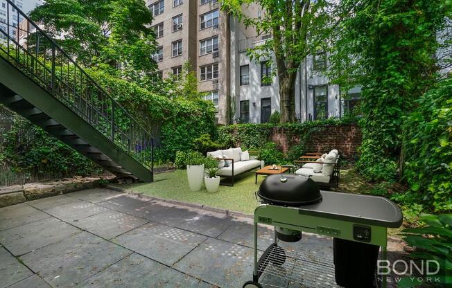 233 E 18 ST