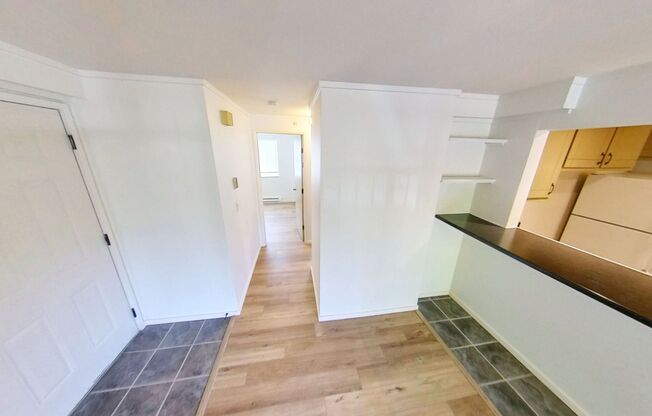 2 beds, 1 bath, 784 sqft, $1,895, Unit 7