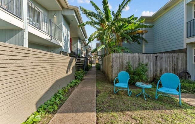 2 beds, 1 bath, 990 sqft, $1,225, Unit #16