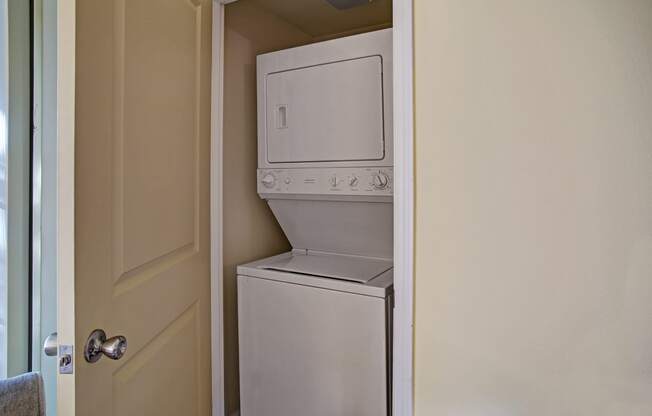 Regency Woods Laundry Apartments in Renton, WA
