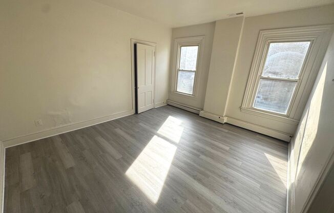 3 beds, 1 bath, $1,700, Unit 118 Apt 3