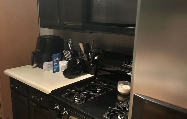 2 beds, 1 bath, $1,100