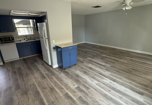 1811 E DR