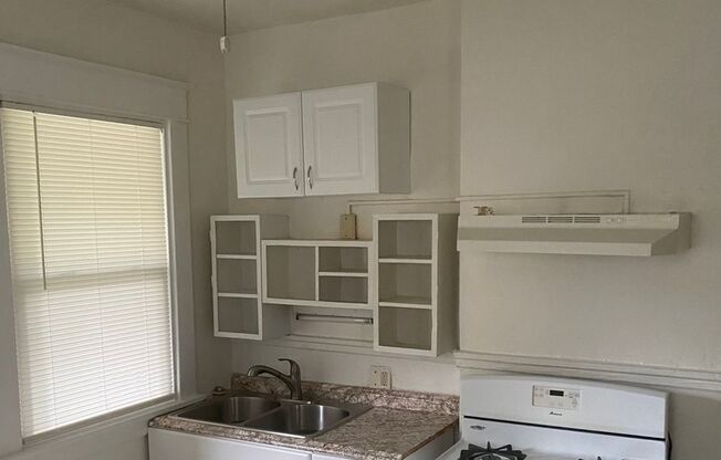 3 beds, 1 bath, 1,000 sqft, $1,625, Unit B