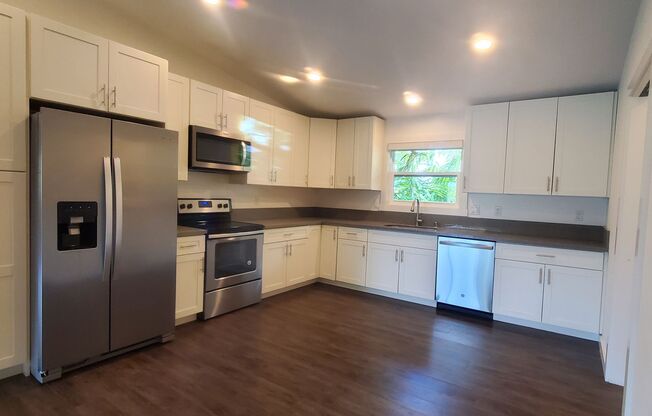 4 bed, 3 bath with den, upstairs unit in Kailua, AVAILABLE NOW!