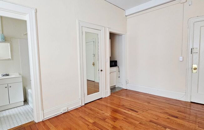 Studio, 1 bath, 240 sqft, $1,050, Unit 111A