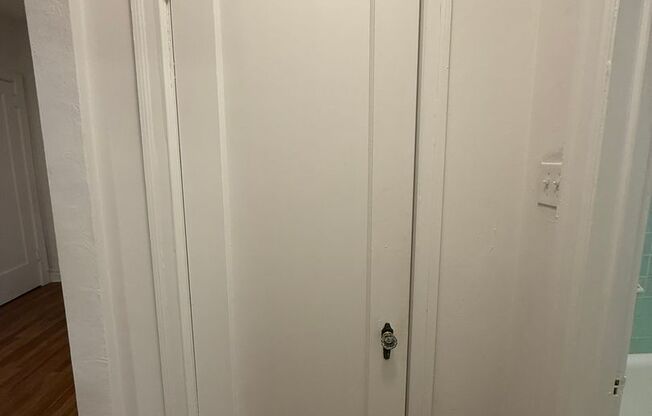 1 bed, 1 bath, 962 sqft, $1,510, Unit New King Edward  306