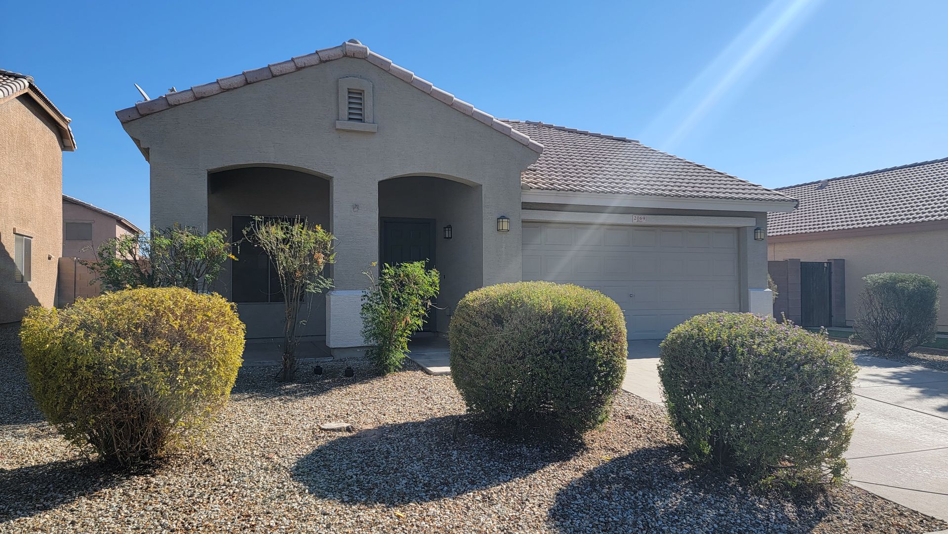 Excellent price on this rental home in Goodyear!  Community pool!