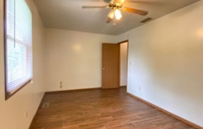 3 beds, 1.5 baths, 1,242 sqft, $995, Unit Unit A