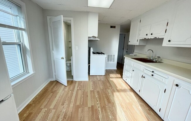 2 beds, 1 bath, $2,600, Unit 2