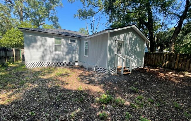 4/2 Single Family Home : Available Now!