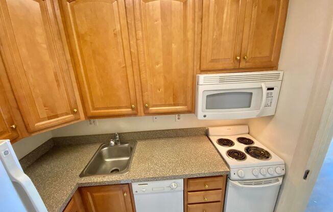 2 beds, 1 bath, $2,740, Unit 07