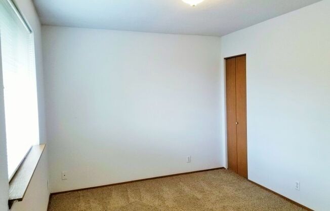2 beds, 1.5 baths, 896 sqft, $1,495, Unit 698 LaSalle Street #4