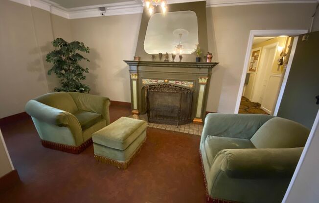 Adorable Studio in the Heart of Downtown with Washer/Dryer in Unit!