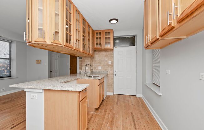 One Bedroom Unit in South Shore - Move In Fee Special