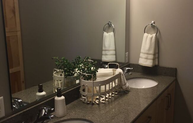 3 beds, 2.5 baths, $2,395, Unit 343