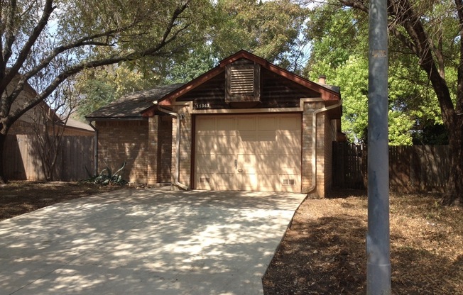 NICE HOME SURROUNDED BY LOTS OF TREES*MASTER BEDROOM HAS HIS/HERS WALK-INS*GREAT NEIGHBORHOOD FOR GROWING FAMILY*FIREPLACE IN LIVING*EASY ACCESS TO LACKLAND AFB
