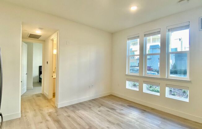 Room For Rent In Excellent Condo