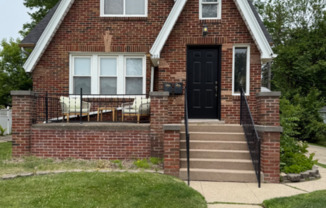 122 W HOUSTONIA AVE