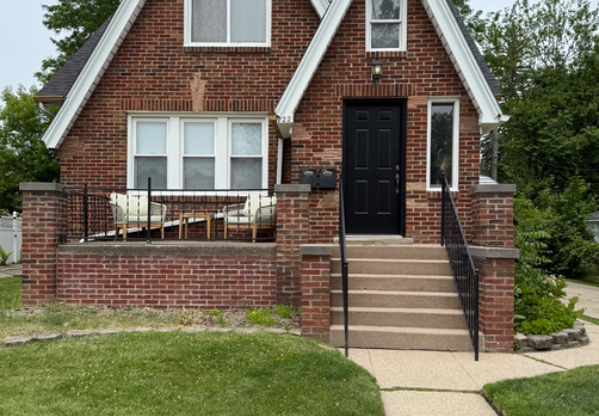 122 W HOUSTONIA AVE