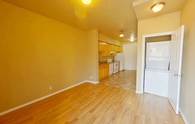 2 beds, 1 bath, $1,600, Unit 7