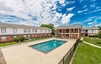 2 Bed, 1.5 Bath Condo with Pool & Carport in Baton Rouge!