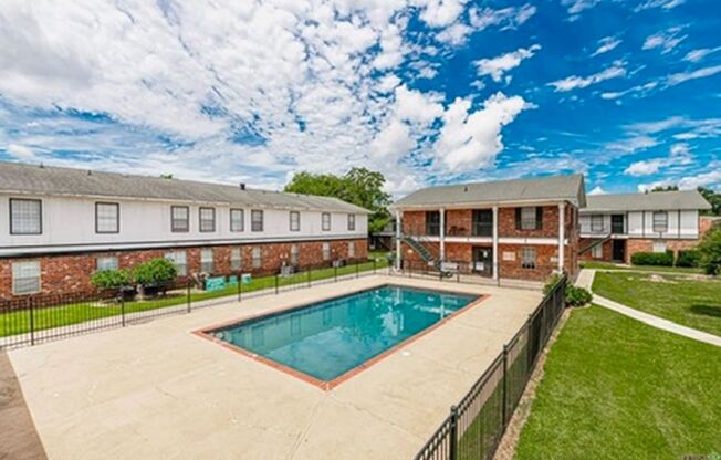 2 Bed, 1.5 Bath Condo with Pool & Carport in Baton Rouge!