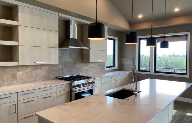 Newer, Modern Construction Home in Tetherow