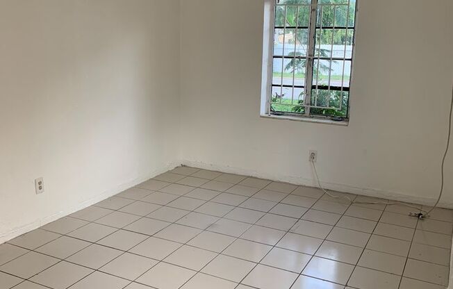 Studio, 1 bath, 313 sqft, $1,300, Unit 8