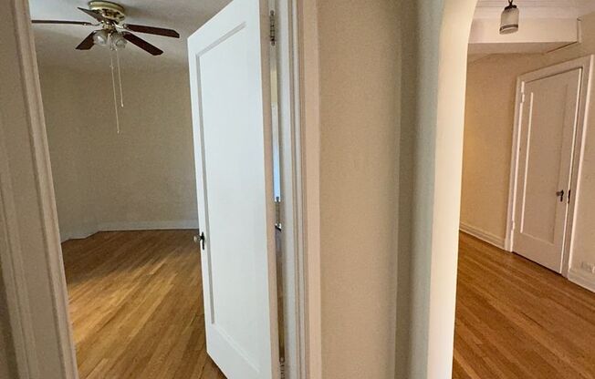 1 bed, 1 bath, 962 sqft, $1,560, Unit New King Edward  503