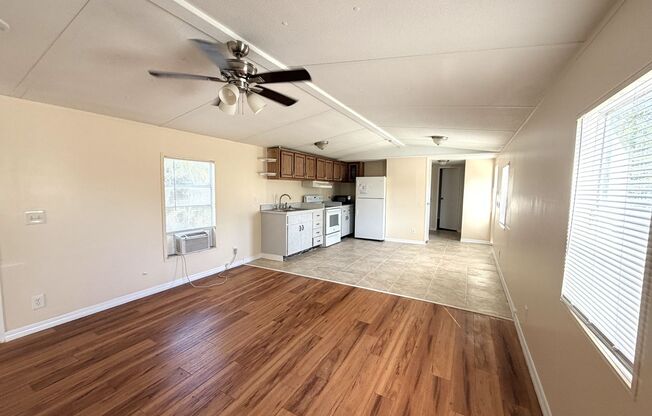 FIRST MONTH'S RENT FREE! 2/1.5 IN SPRINGWOOD PARK