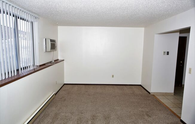 2 beds, 1 bath, $840, Unit 2500-5