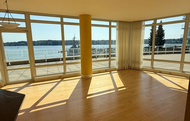 Commuter Delight, Walking Distance to Bremerton Ferry and to Downtown Shops.