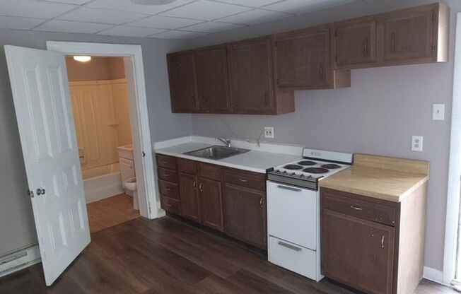 1 bed, 1 bath, $850, Unit APARTMENT 7